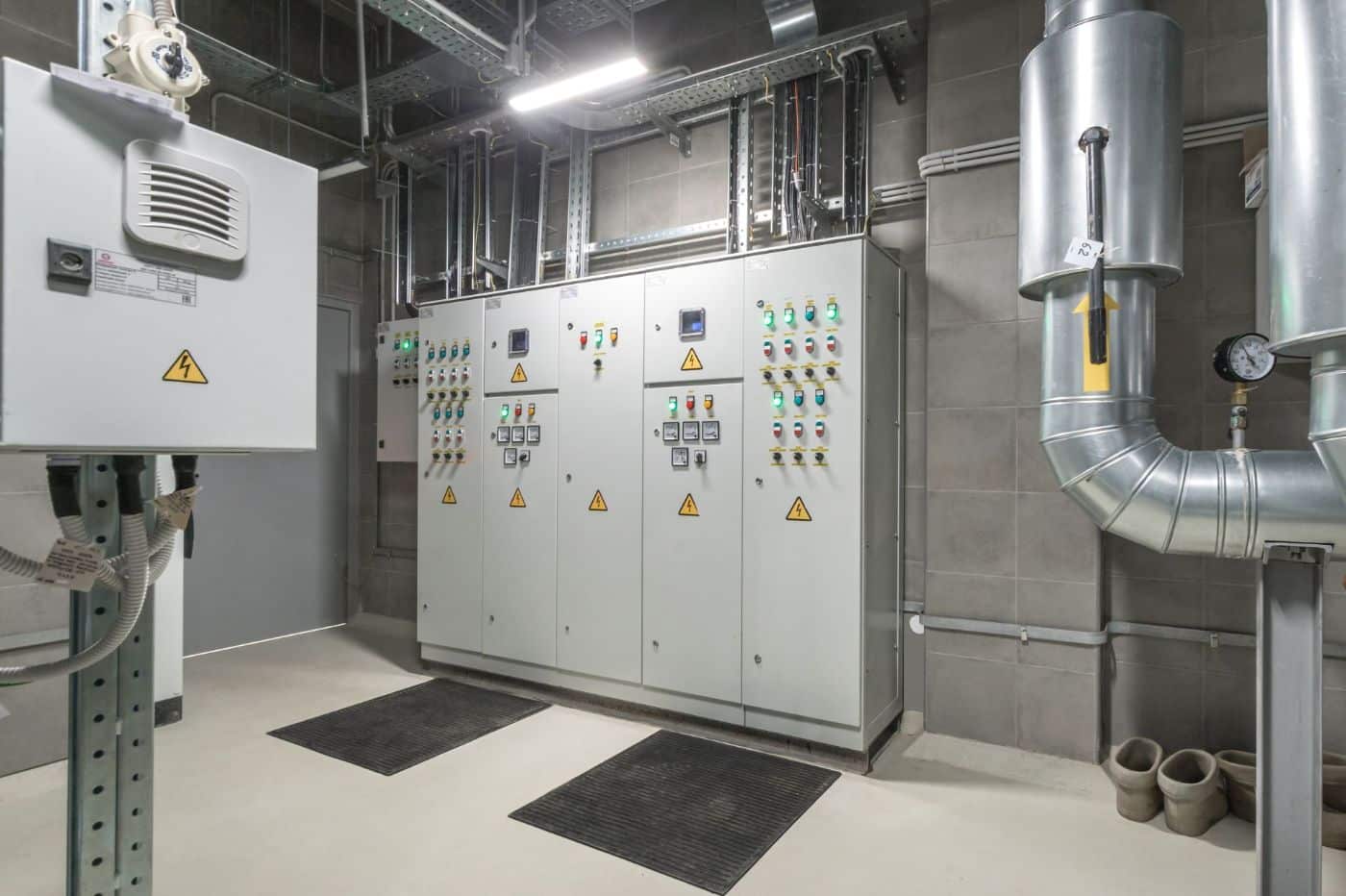 Plan éloigné d'un panneau électrique industriel.
