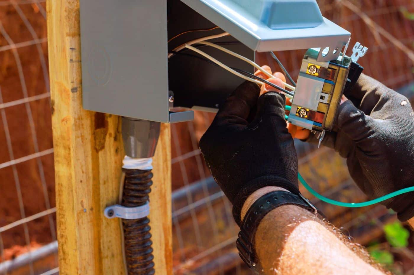 Électricien qui fait une réparation sur une boîte électrique.
